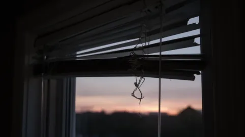 jak opuścić żaluzje