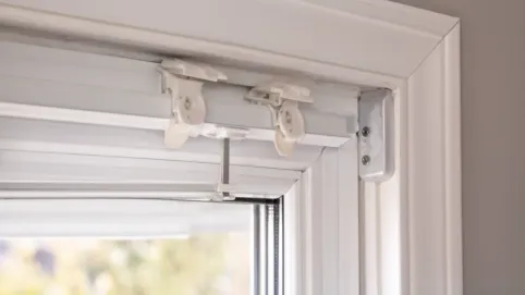 mocowanie żaluzji do okna pcv